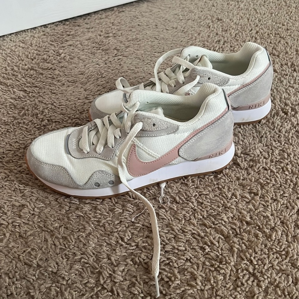 Women’s Nike sneakers